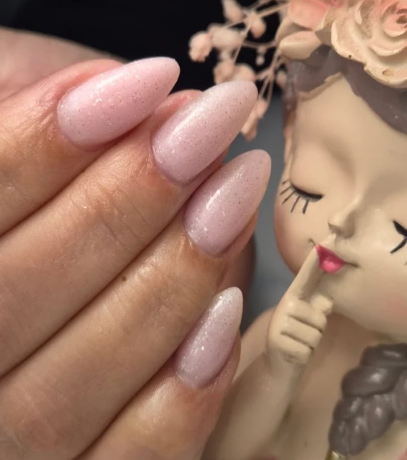 Unhas amendoadas em rosa com glitter