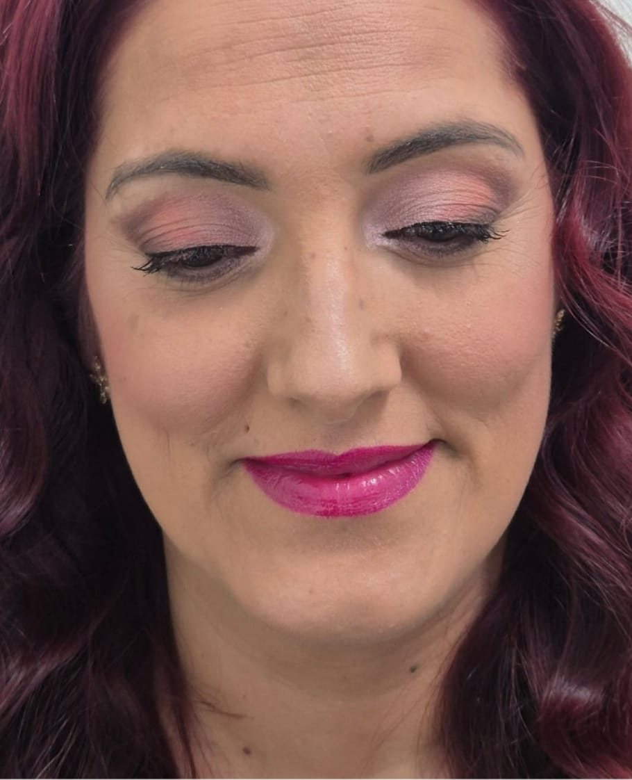 Maquilhagem em tons rosa com olhar esfumado