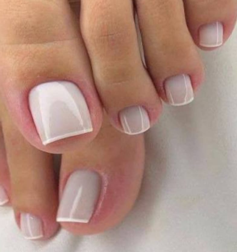 Pedicure com francesinha branca