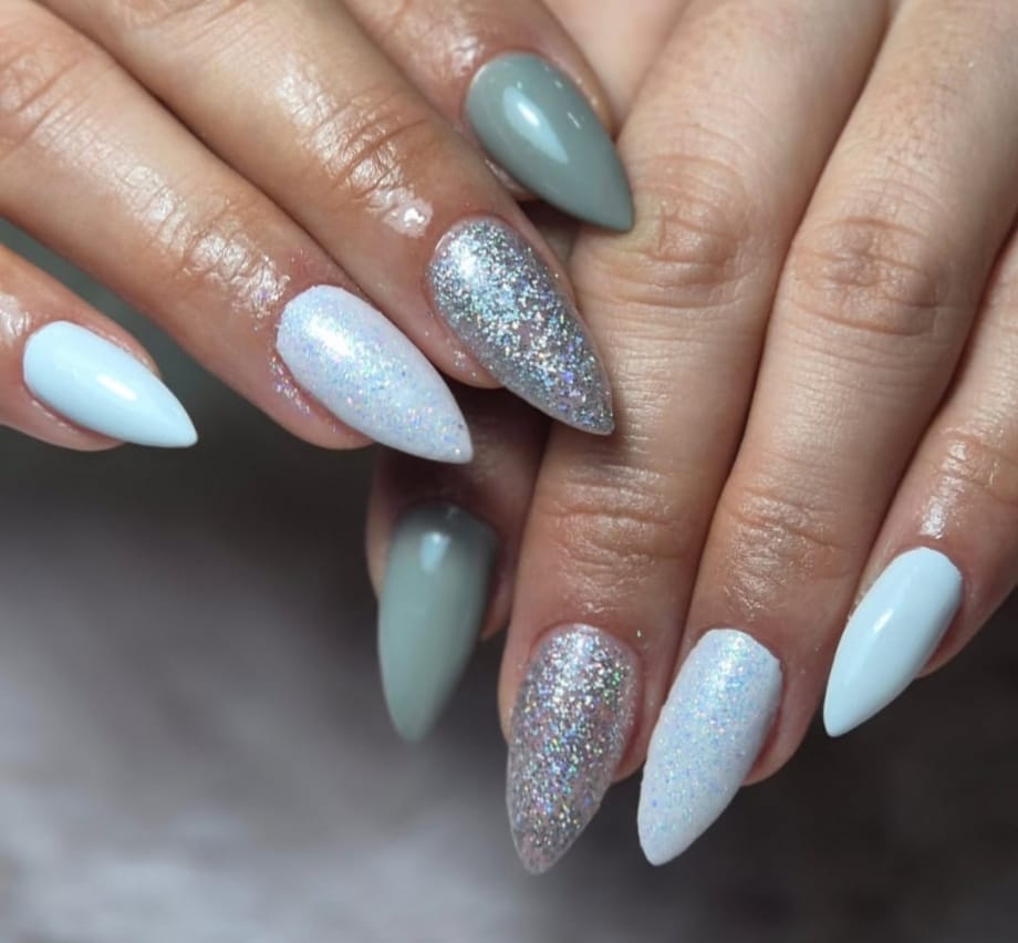 Unhas em tons de azul e verde com glitter prateado