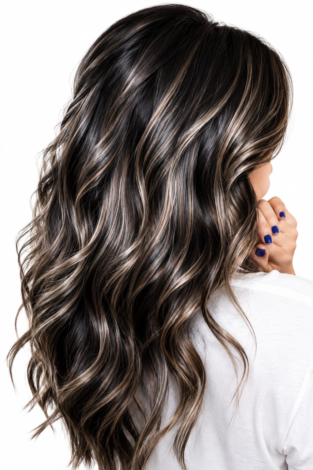 Madeixas contrastantes em cabelo escuro ondulado
