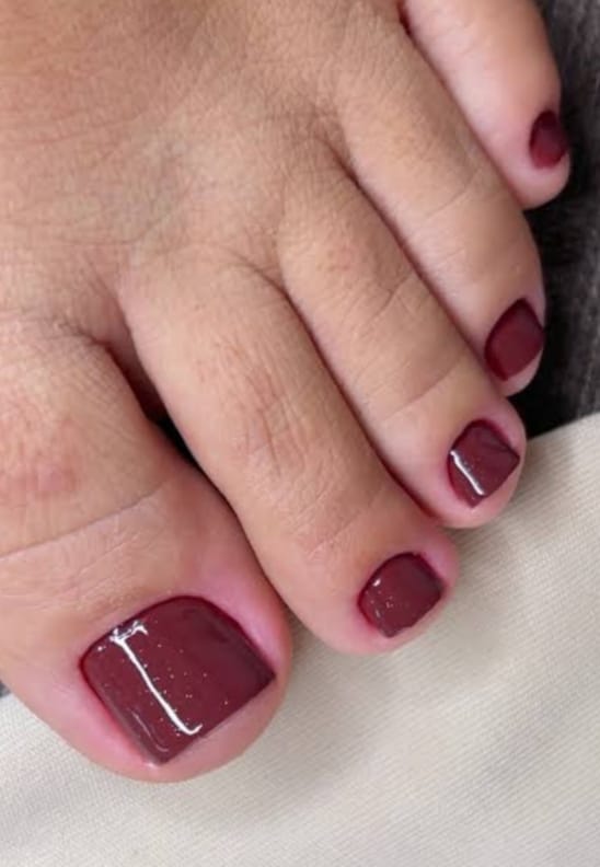 Pedicure em tom vinho brilhante