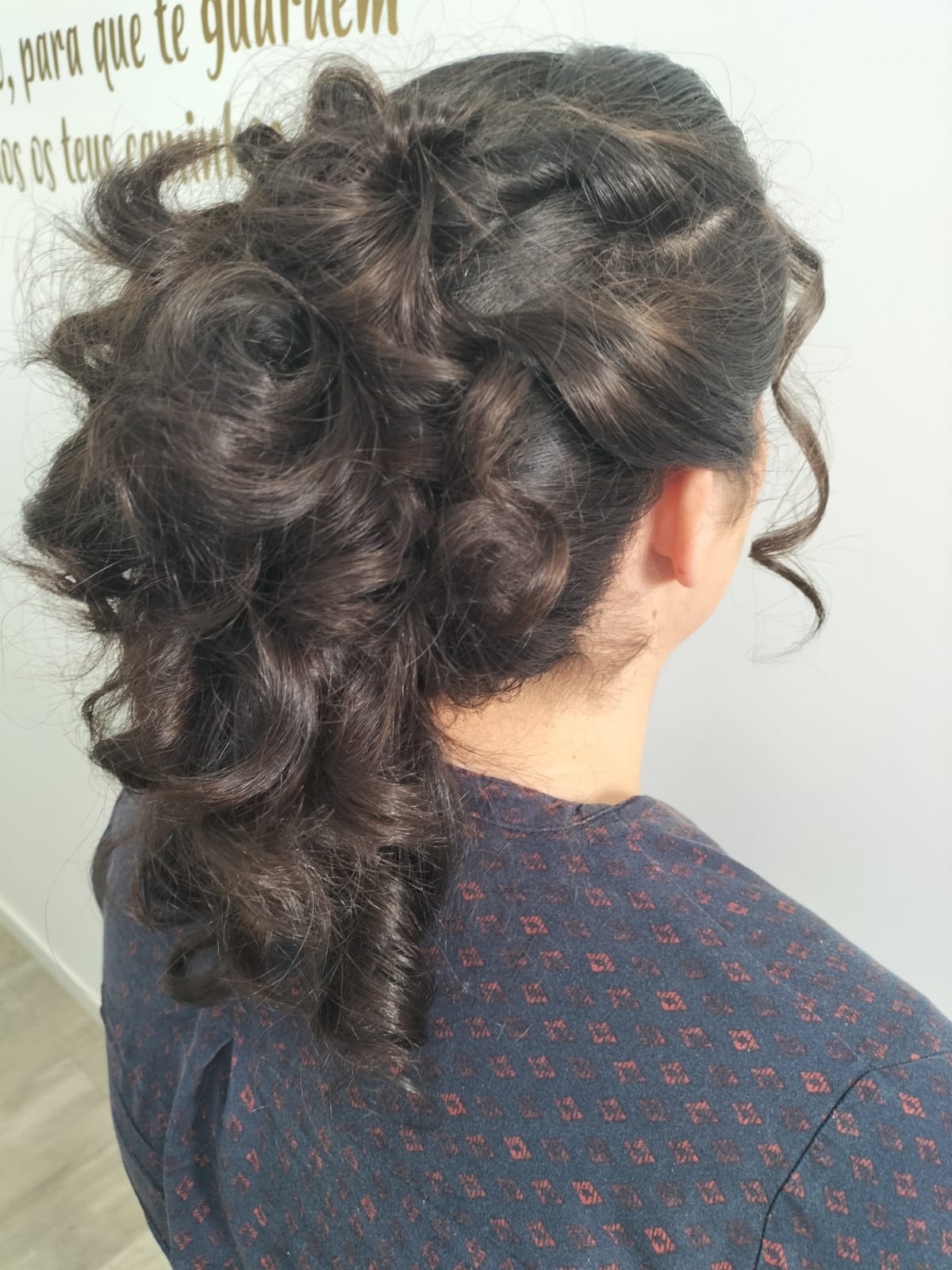 Penteado apanhado com caracóis definidos