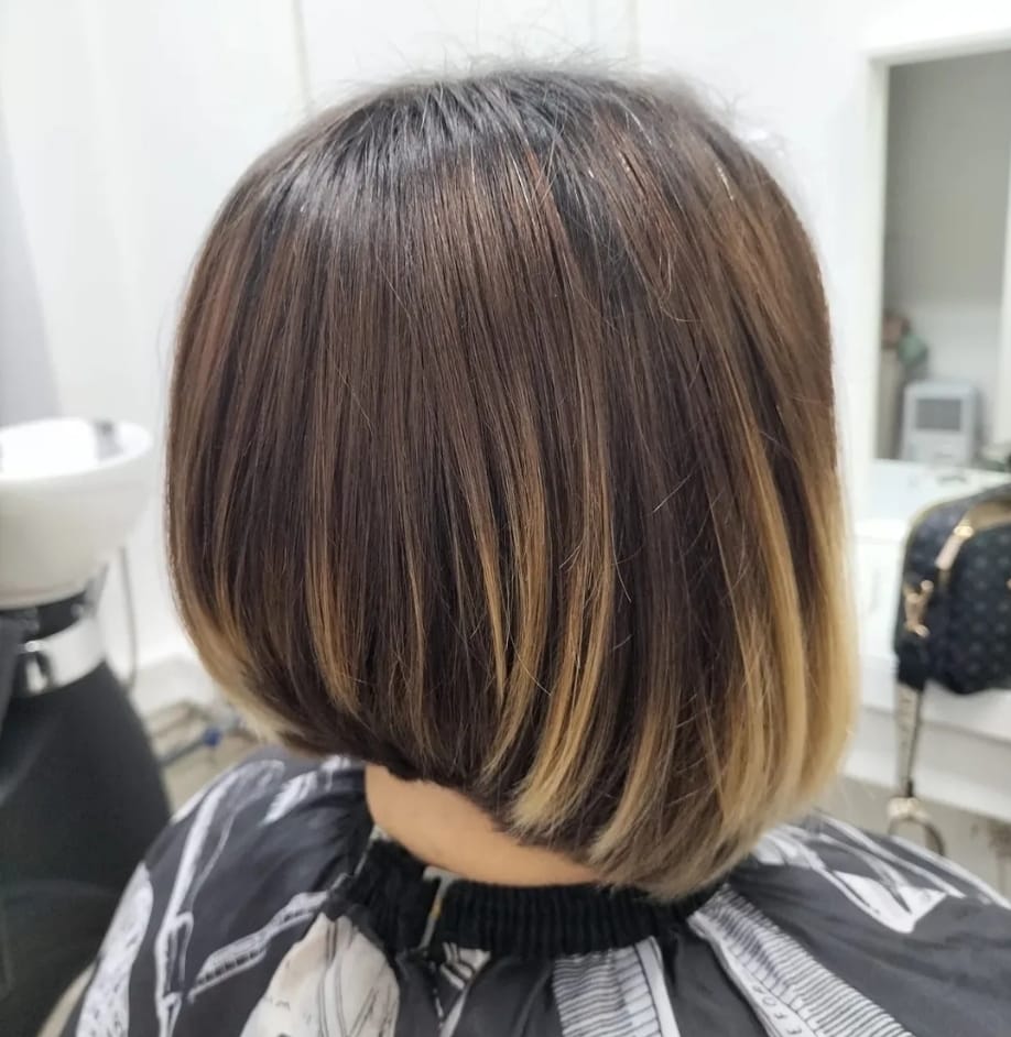 Corte bob com mechas loiras nas pontas