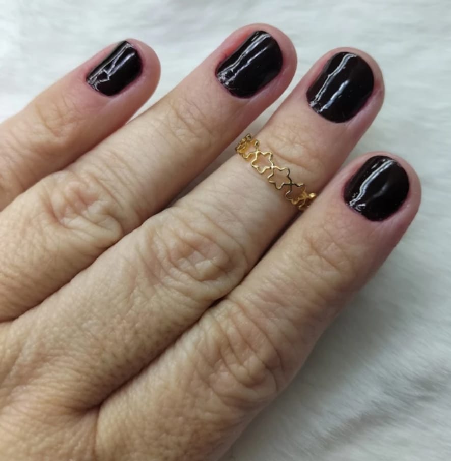 Unhas curtas em preto brilhante